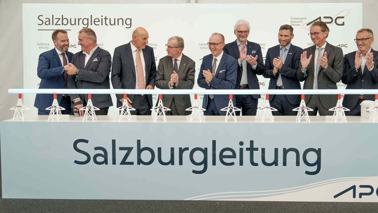 © APG Offizielle Inbetriebnahme Salzburgleitung: auf Podest stehen M. Baminger (Salzburg AG), P. Koren (IV), P. Kollmann (Verbund), W. Haslauer (LH Salzburg), G. Christiner (APG), M. Strugl (Verbund), M. Karger (APG), L. Schitter (Energie AG OÖ), M. Rosenstatter (WK Salzburg)