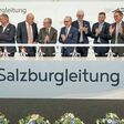 Offizielle Inbetriebnahme Salzburgleitung: auf Podest stehen M. Baminger (Salzburg AG), P. Koren (IV), P. Kollmann (Verbund), W. Haslauer (LH Salzburg), G. Christiner (APG), M. Strugl (Verbund), M. Karger (APG), L. Schitter (Energie AG OÖ), M. Rosenstatter (WK Salzburg)