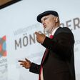 Jürgen Schmidhuber spricht beim Salzburg AG Mönchsbergforum auf der Bühne