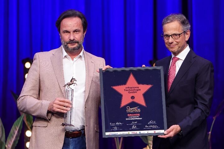 Christian Lindner, Gründer und CEO von Infarnorm, erhält vom Jurymitglied Michael Ahammer (KPMG Austria) den Pegasus-Wirtschaftspreis 2025.