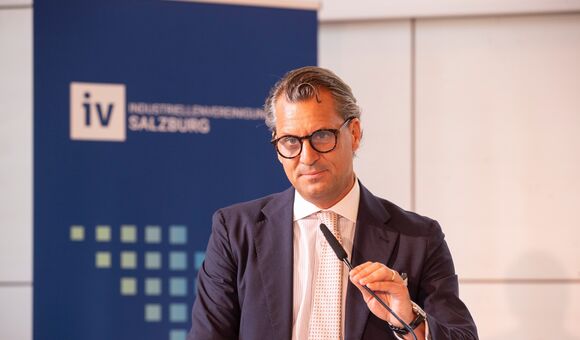 Präsident der IV Salzburg, Peter Unterkoflerl, auf der Vollversammlung der Industriellenvereinigung am Rednerpult