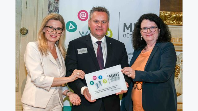 MINT-Gütesiegel für die Höhere Technische Bundeslehranstalt Eisenstadt: Bildungspatin Christa Kummer-Hofbauer, Thomas Schober (Höhere Technische Bundeslehranstalt Eisenstadt) und Doris Wagner.
