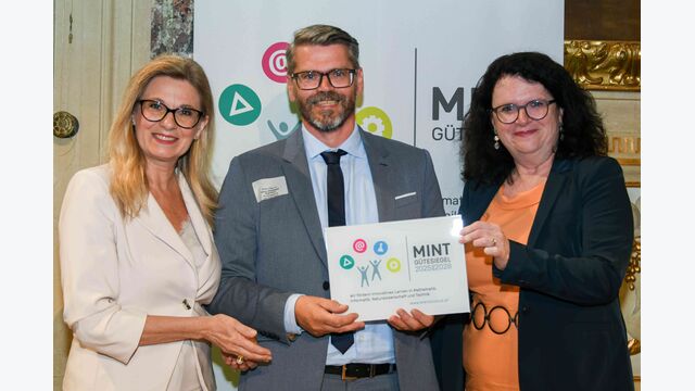 MINT-Gütesiegel für den Campus BHAK/BHAS Stegersbach: Bildungspatin Christa Kummer-Hofbauer, Chris Wagner (BHAK/BHAS Stegersbach) und Doris Wagner
