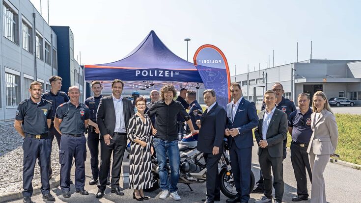 Beim Novomatic Gesundheitstag in Gumpoldskirchen: v.l.n.r.: Team der Polizei Gumpoldskirchen/Guntramsdorf, Mag. Johannes Gratzl (NOVOMATIC AG), Dagmar Händler (Bürgermeisterin Gumpoldskirchen), Extremradsportler Christoph Strasser, Dipl.-Ing. Ryszard Presch (NOVOMATIC AG), Mag. Stefan Krenn (NOVOMATIC AG), Christoph Neubauer (NOVOMATIC AG), Team der Feuerwehr Gumpoldskirchen, Mag. Alexandra Lindlbauer (NOVOMATIC AG).