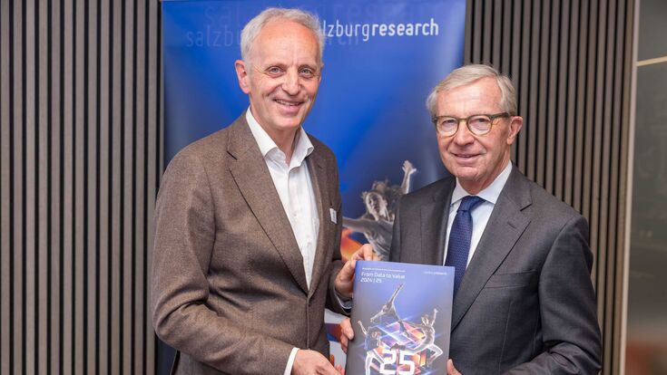 Salzburg research Forschungsgesellschaft-Geschäftsführer Siegfried Reich und Salzburgs Landeshauptmann Wilfried Haslauer mit der aktuellen Ausgabe der Salzburg Research Wissensbilanz, die jährlich veröffentlicht wird.
