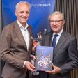 Salzburg research Forschungsgesellschaft-Geschäftsführer Siegfried Reich und Salzburgs Landeshauptmann Wilfried Haslauer mit der aktuellen Ausgabe der Salzburg Research Wissensbilanz, die jährlich veröffentlicht wird.