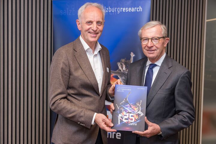 Salzburg research Forschungsgesellschaft-Geschäftsführer Siegfried Reich und Salzburgs Landeshauptmann Wilfried Haslauer mit der aktuellen Ausgabe der Salzburg Research Wissensbilanz, die jährlich veröffentlicht wird.