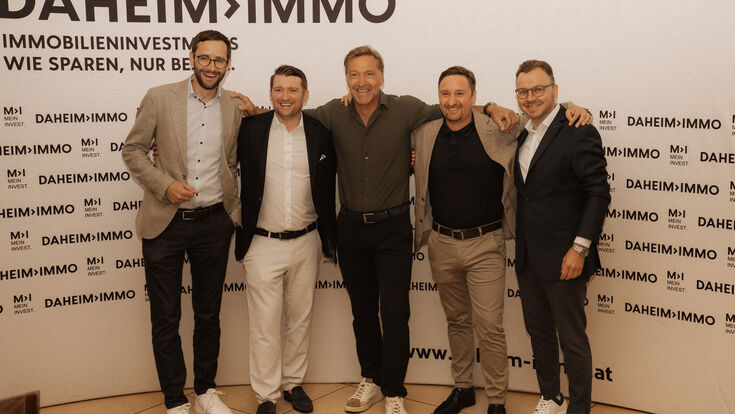 Starkes Branchentreffen mit Stargast und Skilegende Hans Knauß (Mitte) als Daheim Immo Markenbotschafter zusammen mit den Daheim Immo Geschäftsführern Matthäus Hofer (1. v.l.), Markus Maierhofer (2.v.l.), Wirtschaftsnachrichten-Chefredakteur Stefan Rothbart (2.v.r.) und Daheim-Immo Geschäftsführer und CEO von Münzer Bioindustrie Ewald Marko Münzer.
