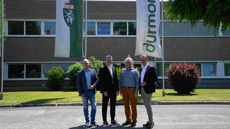 Gruppenfoto Björn Kroell, Prokurist Durmont; Josef Zettl, Geschäftsführer Durmont; Johannes Eitzinger Prokurist Durmont; Marcus Martschitsch, Bürgermeister Hartberg