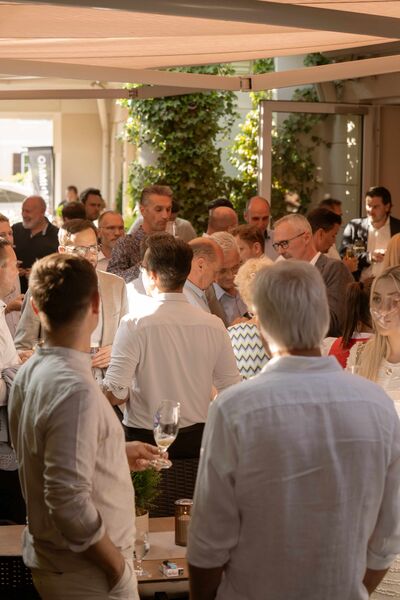 viele Menschen bei Netzwerktreffen der Daheim Immo Group
