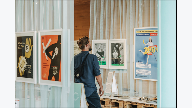 Mann in BLITZBLANK-Ausstellung im Frauenmuseum Hittisau, Vorarlberg