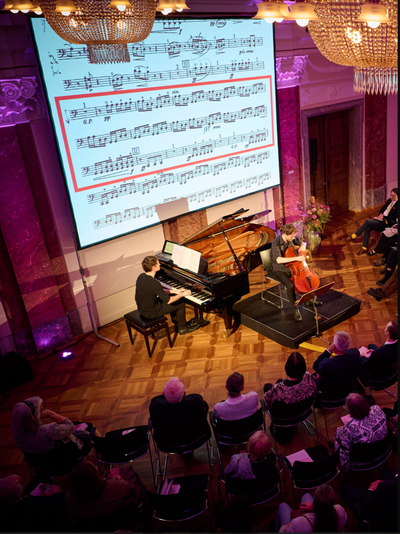 Luftansicht auf jungen Mann am Klavier beim Festival :alpenarte Bregenzerwald 2025