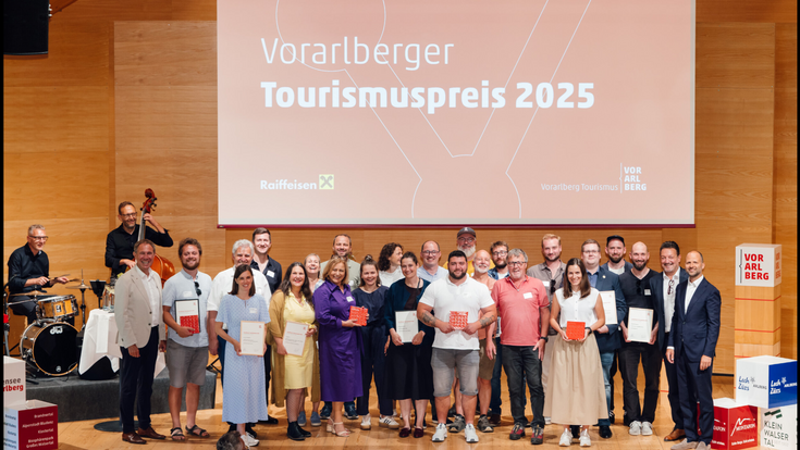 Alle PreisträgerInnen des Tourismuspreis 2025 von Vorarlberg Tourismus auf der Bühne der Veranstaltung