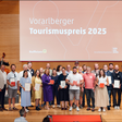 Alle PreisträgerInnen des Tourismuspreis 2025 von Vorarlberg Tourismus auf der Bühne der Veranstaltung