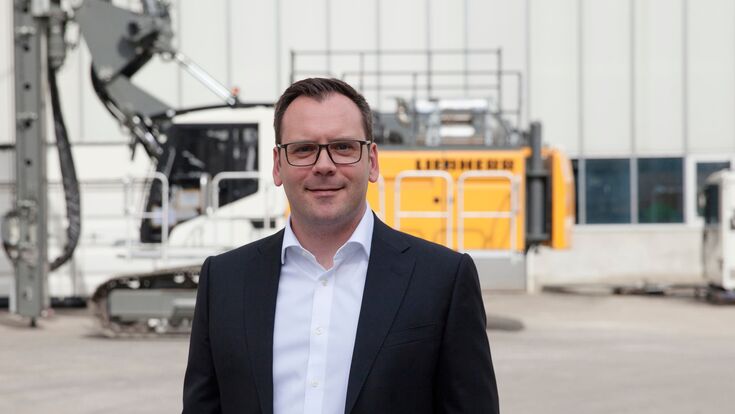 Maximilian Schupeck, Geschäftsführer von Liebherr, vor einem Baufahrzeug