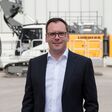 Maximilian Schupeck, Geschäftsführer von Liebherr, vor einem Baufahrzeug