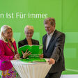 WIFI-Kuratorin Doris Cuturi-Stern, WKOÖ-Präsidentin Doris Hummer, WIFI-Institutsleiter Harald Wolfslehner blättern an einem Stehtisch im WIFI-OÖ-Kursbuch