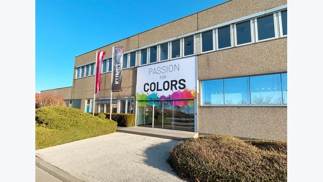 Außenansicht auf Gebäudefront des Brevillier Urban & Sachs-Standorts in Hornstein, Burgenland