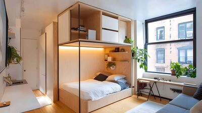 KI-generiertes Bild eines schönen, aufgeräumten Mikroapartments, im Zentrum das Bett neben Fenster.