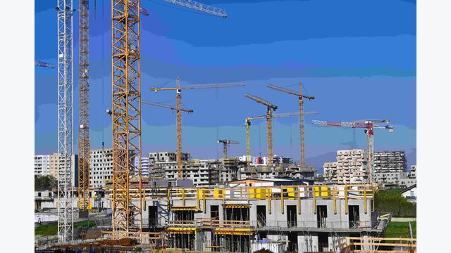 Viele Kräne an Baustellen in Wien.