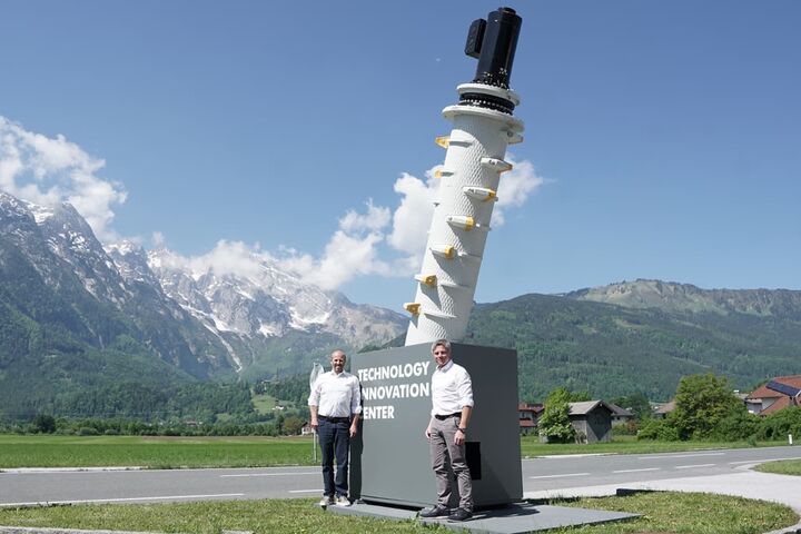 Christian Lanner und Stefan Scheiflinger-Ehrenwerth mit einer großen XR-Rotor-Skulptur vor dem Untha Technology Innovation Center in Kuchl bei Salzburg.