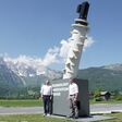 Christian Lanner und Stefan Scheiflinger-Ehrenwerth mit einer großen XR-Rotor-Skulptur vor dem Untha Technology Innovation Center in Kuchl bei Salzburg.