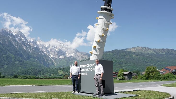 Christian Lanner und Stefan Scheiflinger-Ehrenwerth mit einer großen XR-Rotor-Skulptur vor dem Untha Technology Innovation Center in Kuchl bei Salzburg.
