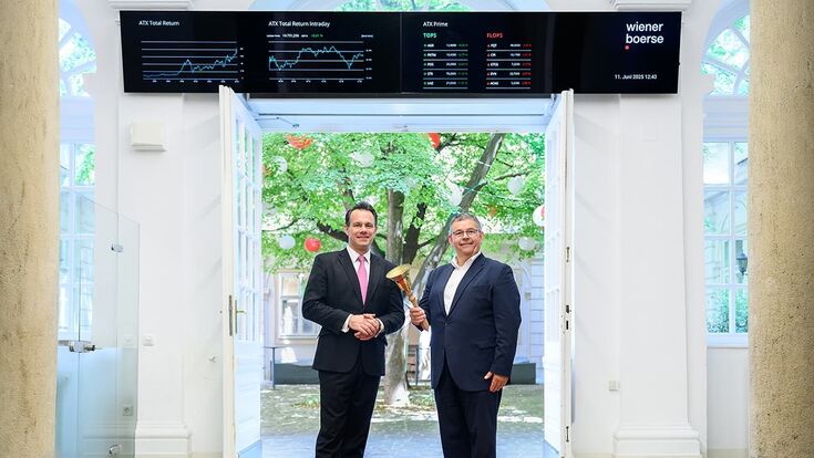 Christian Faymann, Institutsleiter des WIFI Wien der Wirtschaftskammer Wien, und
Christoph Boschan, CEO Wiener Börse AG, läuten in der Wiener Börse Akademie die Glocke