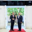 Christian Faymann, Institutsleiter des WIFI Wien der Wirtschaftskammer Wien, und
Christoph Boschan, CEO Wiener Börse AG, läuten in der Wiener Börse Akademie die Glocke