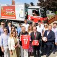 Die Junge Wirtschaft Graz Umgebung zu Besuch bei Saubermacher, im Hintergrund ein E-LKW.