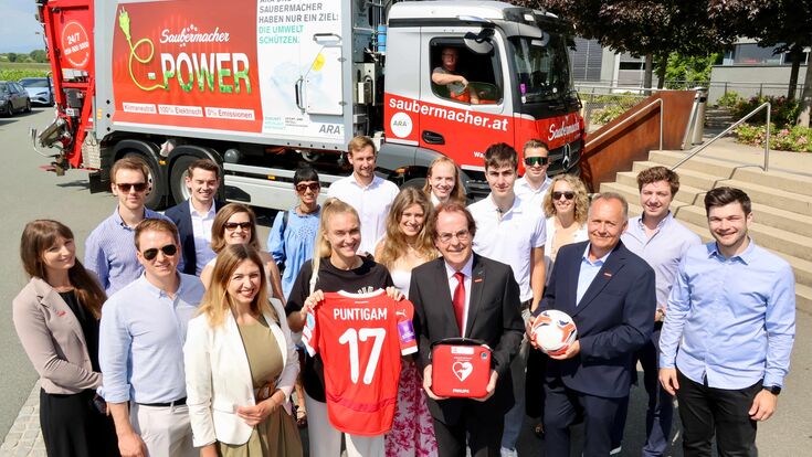 Die Junge Wirtschaft Graz Umgebung zu Besuch bei Saubermacher, im Hintergrund ein E-LKW.