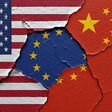 symbolisches bild dreier ineinander greifender flaggen - usa, eu und china - als abblätternde mauer dargestellt