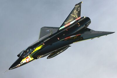 Bis Ende 2005 bildeten die Draken die aktive Komponente des österreichischen Luftraumüberwachungssystems "Goldhaube". Die Jets waren beim Überwachungsgeschwader des Fliegerregiments 2 in Zeltweg und Graz eingesetzt.