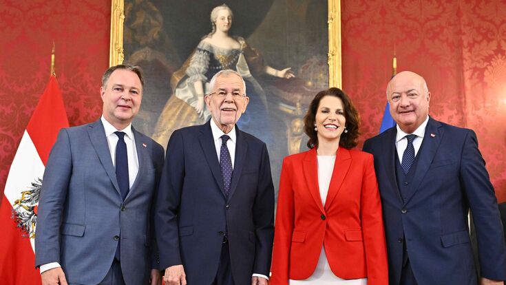 Salzburgs Landeshauptfrau Karoline Edtstadler (ÖVP) am Dienstag, 08. Juli 2025, im Rahmen ihrer Angelobung durch Bundespräsident Alexander Van der Bellen, im Beisein von Bundeskanzler Christian Stocker (r./ÖVP) und Vizekanzler Andreas Babler (l./SPÖ) in der Präsidentschaftskanzlei in Wien.