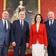 Salzburgs Landeshauptfrau Karoline Edtstadler (ÖVP) am Dienstag, 08. Juli 2025, im Rahmen ihrer Angelobung durch Bundespräsident Alexander Van der Bellen, im Beisein von Bundeskanzler Christian Stocker (r./ÖVP) und Vizekanzler Andreas Babler (l./SPÖ) in der Präsidentschaftskanzlei in Wien.