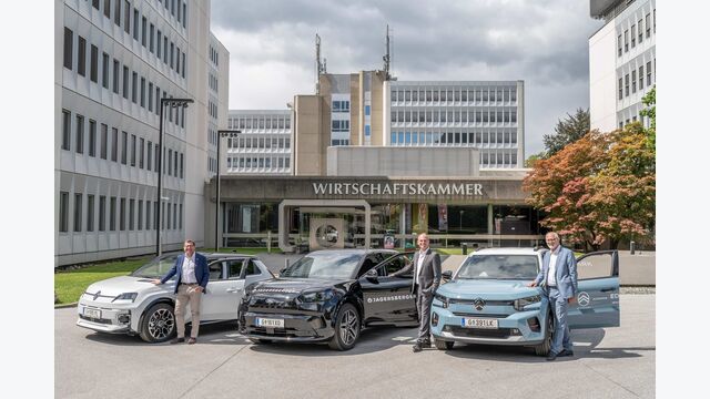 Gerald Auer (Geschäftsführer Vogl&Co.), Peter Jagersberger (Landesgremialobmann Fahrzeughandel) und Klaus Edelsbrunner (Bundesgremialobmann Fahrzeughandel) stehen neben drei Autos vor der Wirtschaftskammer Steiermark.