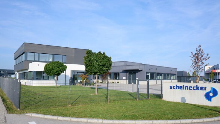 Außenansicht auf das Unternehmensgebäude des Zerspanungstechnik-Unternehmens Scheinecker GmbH in Steinbach bei Wels, Oberösterreich.