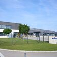 Außenansicht auf das Unternehmensgebäude des Zerspanungstechnik-Unternehmens Scheinecker GmbH in Steinbach bei Wels, Oberösterreich.