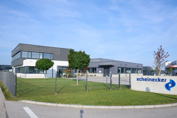 Außenansicht auf das Unternehmensgebäude des Zerspanungstechnik-Unternehmens Scheinecker GmbH in Steinbach bei Wels, Oberösterreich.