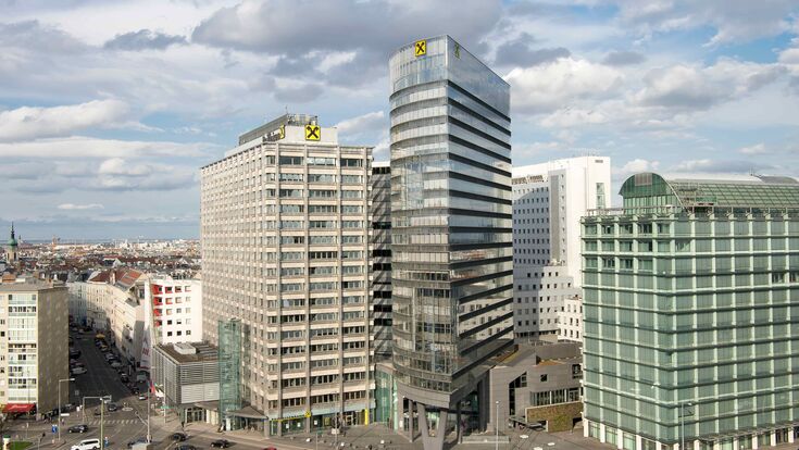 Außenansicht auf das Gebäude der Raiffeisen Holding Wien-Niederösterreich in Wien mit Verkehr