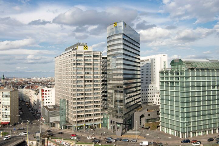 Außenansicht auf das Gebäude der Raiffeisen Holding Wien-Niederösterreich in Wien mit Verkehr