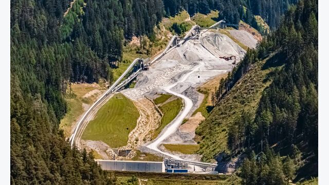 Fernansicht auf Bau des Brenner-Basistunnel (BBT) in Österreich.