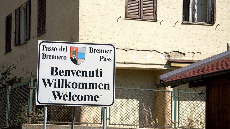 Straßenschild heißt in Italienisch, Deutsch und Englisch auf dem Brennerpass willkommen.