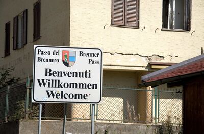 Straßenschild heißt in Italienisch, Deutsch und Englisch auf dem Brennerpass willkommen.