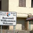 Straßenschild heißt in Italienisch, Deutsch und Englisch auf dem Brennerpass willkommen.