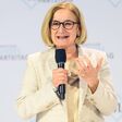 Niederösterreichs Landeshauptfrau Johanna Mikl-Leitner spricht im Rahmen des 41. ordentlicher ÖVP-Bundesparteitag im März 2025 in Wr. Neustadt, Mikrofon in Hand.