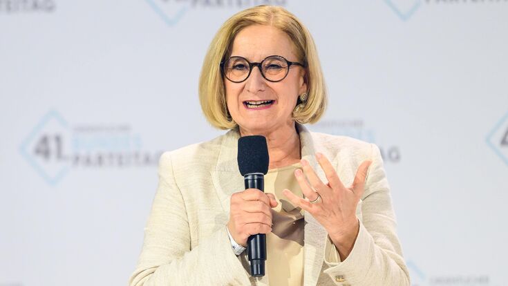 Niederösterreichs Landeshauptfrau Johanna Mikl-Leitner spricht im Rahmen des 41. ordentlicher ÖVP-Bundesparteitag im März 2025 in Wr. Neustadt, Mikrofon in Hand.