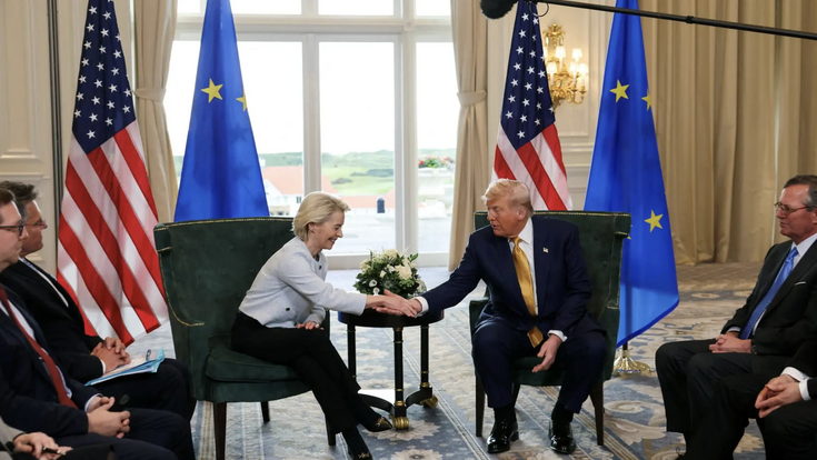 Ursula von der Leyen und Donald Trump schütteln Hände beim Vertragsabschluss anlässlich der Zoll-Verhandlungen im schottischen Turnberry.