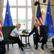 Ursula von der Leyen und Donald Trump schütteln Hände beim Vertragsabschluss anlässlich der Zoll-Verhandlungen im schottischen Turnberry.