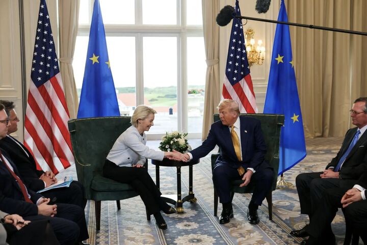 Ursula von der Leyen und Donald Trump schütteln Hände beim Vertragsabschluss anlässlich der Zoll-Verhandlungen im schottischen Turnberry.